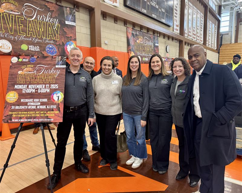 Executive Director Heather Thompson, Vice President of Operations Julie Kinner, Newark Mayor Ras Baraka, and staff from HelloFresh at a special Thanksgiving dinner food distribution in Newark.